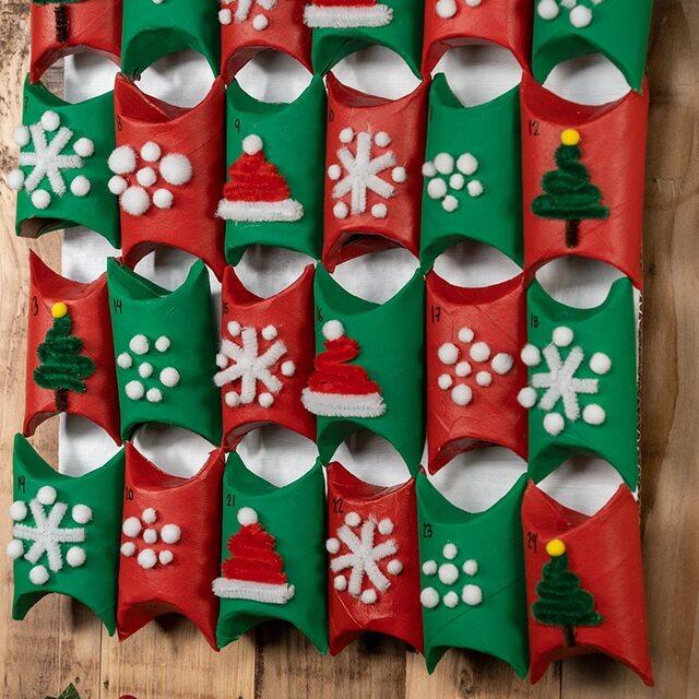 Adventskalender aus vielen Klorollen