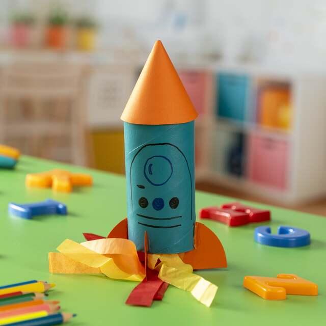 Bunte Raketen aus Klorollen für Kinder