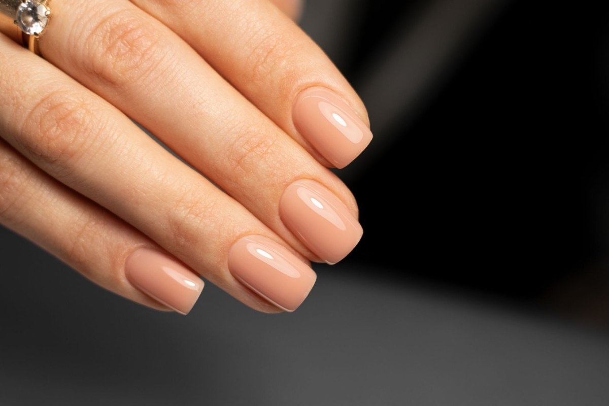 Schlichtes und elegantes Nageldesign für puren Luxus-Vibe