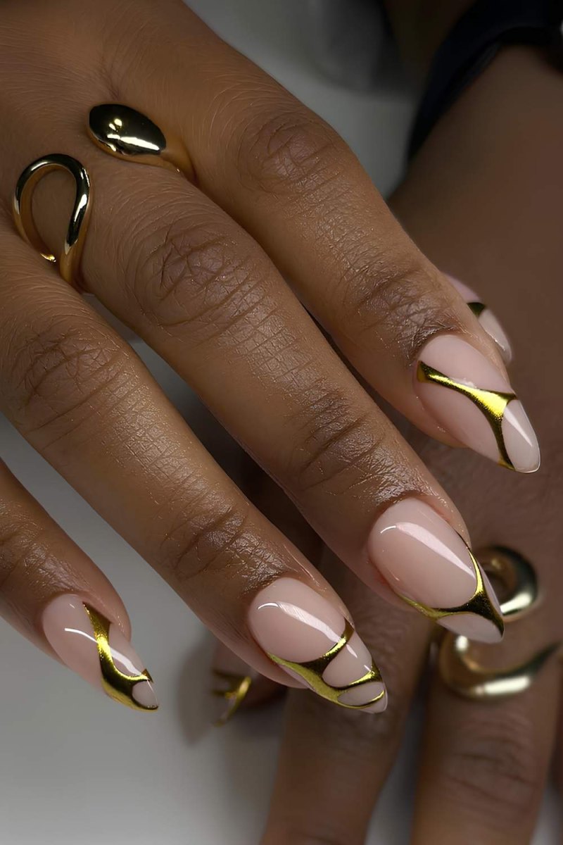 Natürliche Nude-Nägel mit feinen geschwungenen goldenen Linien