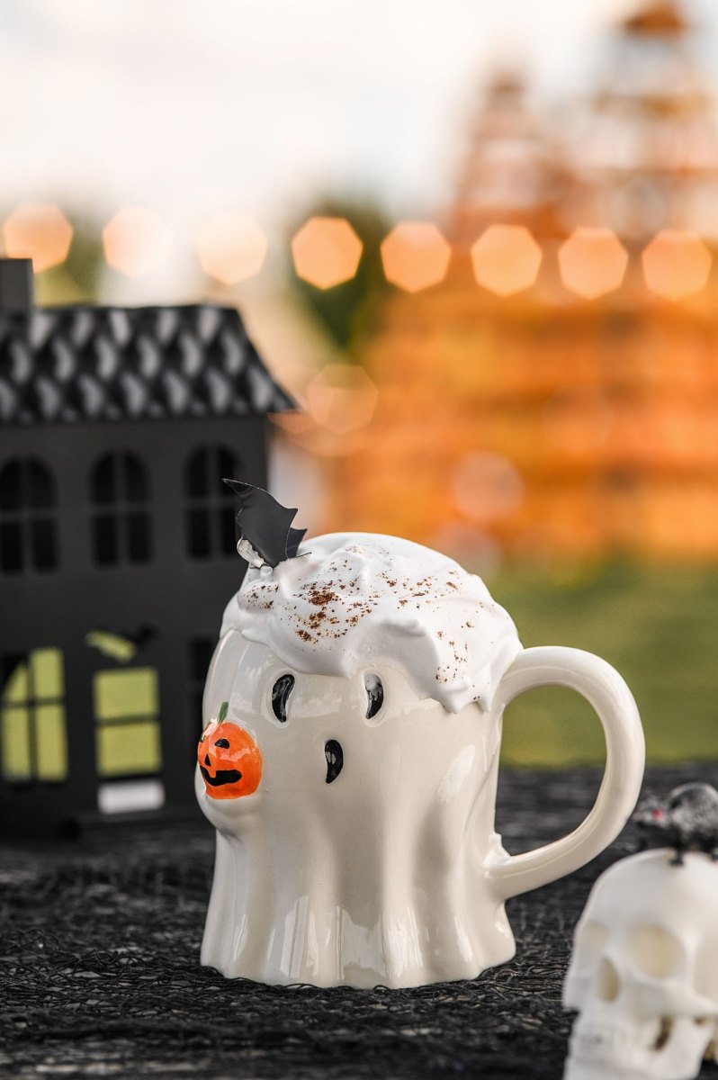 Keramiktasse im Geister-Design mit kleinem Kürbis und Fledermaus-Dekoration für den Herbst