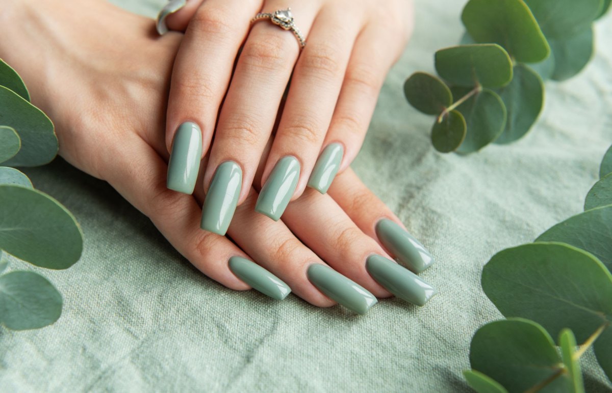 Lange eckige Acrylnägel in sanftem Salbei- und Matcha-Grün