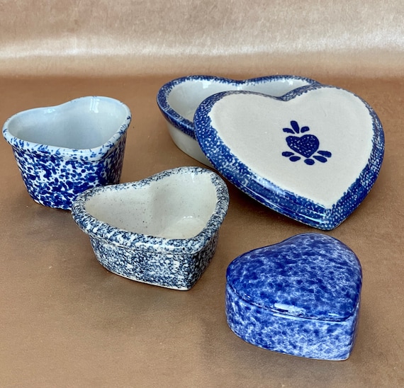 Herzförmige Keramikschälchen mit blau-weißer Schwamm-Tupftechnik