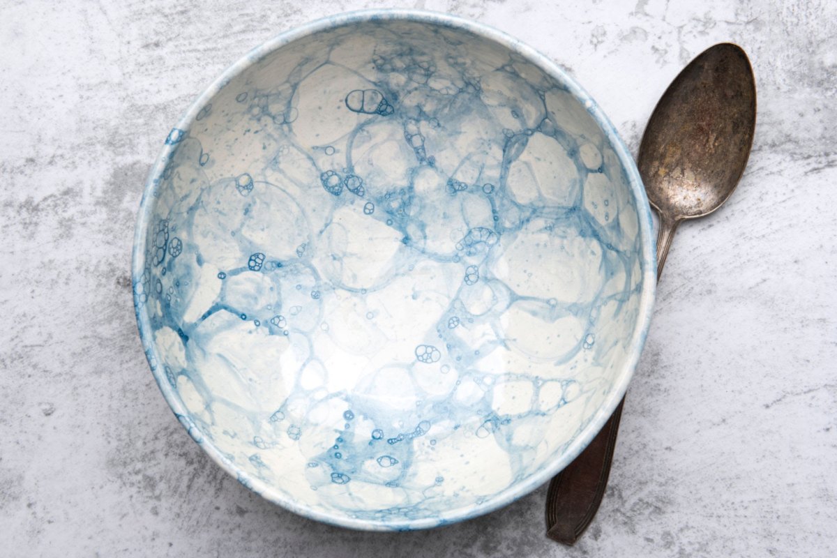 Weiße Keramikschale mit hellblauem Seifenblasen-Muster durch die Blubbertechnik