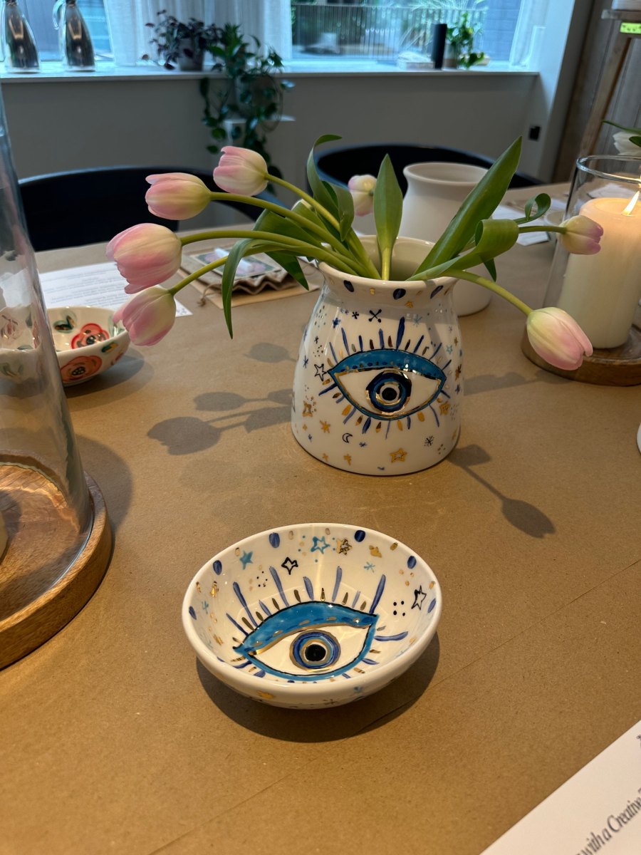 Kleine weiße Keramikschale und Vase bemalt mit blauen Nazar-Augen und goldenen Sternen