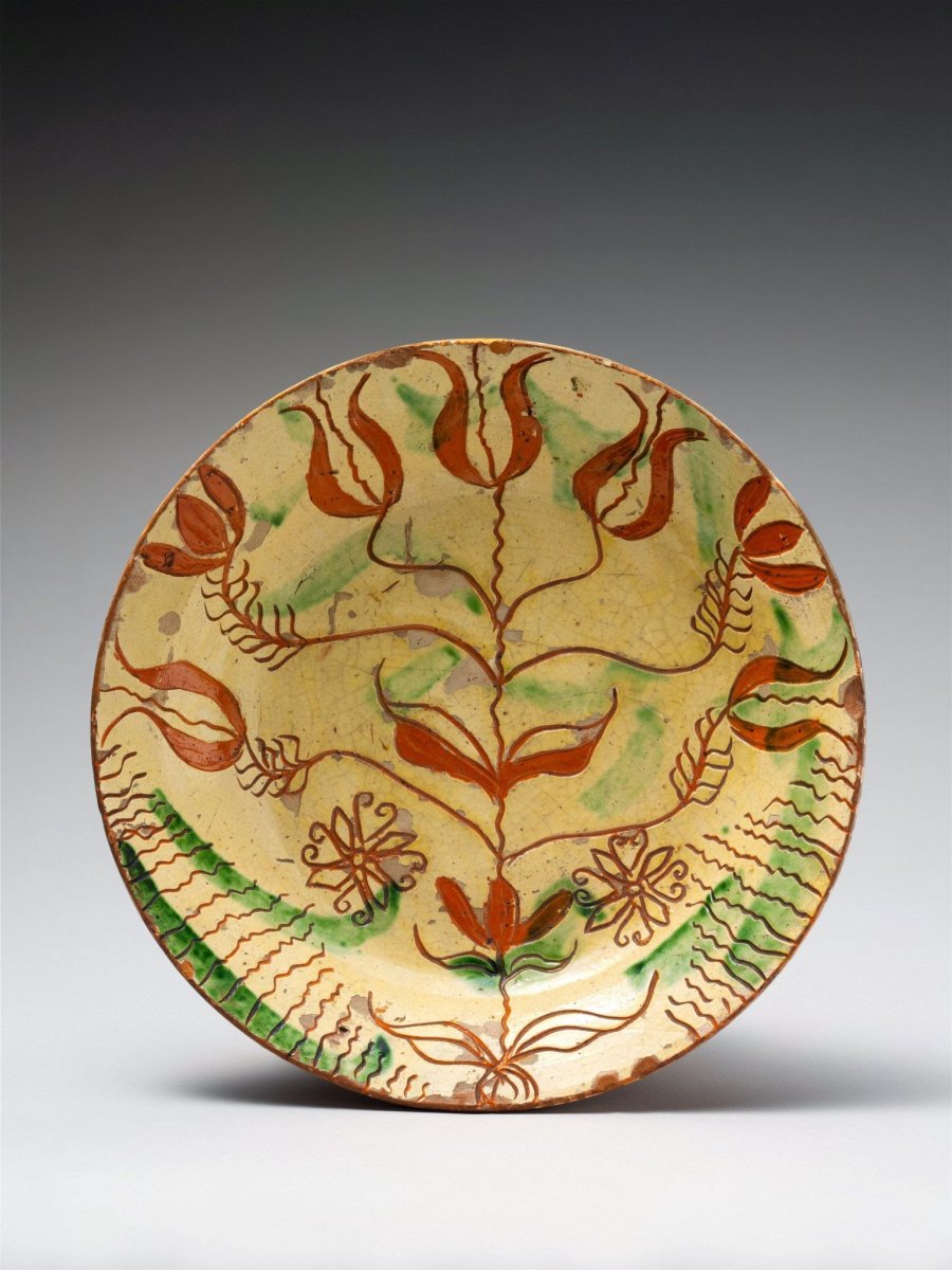 Keramikteller verziert in traditioneller Sgraffito-Kratztechnik mit floralen Mustern