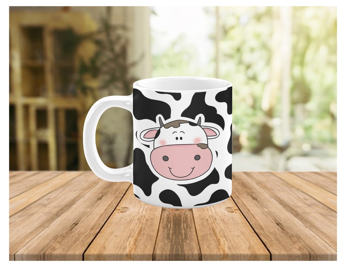 Weiße Keramiktasse mit schwarzen Kuhflecken und einem süßen Kuhgesicht