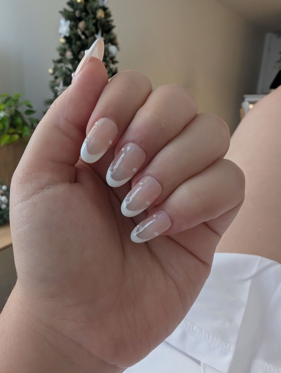 Mandel-Nägel mit feinen French Tips und zartem Schimmer