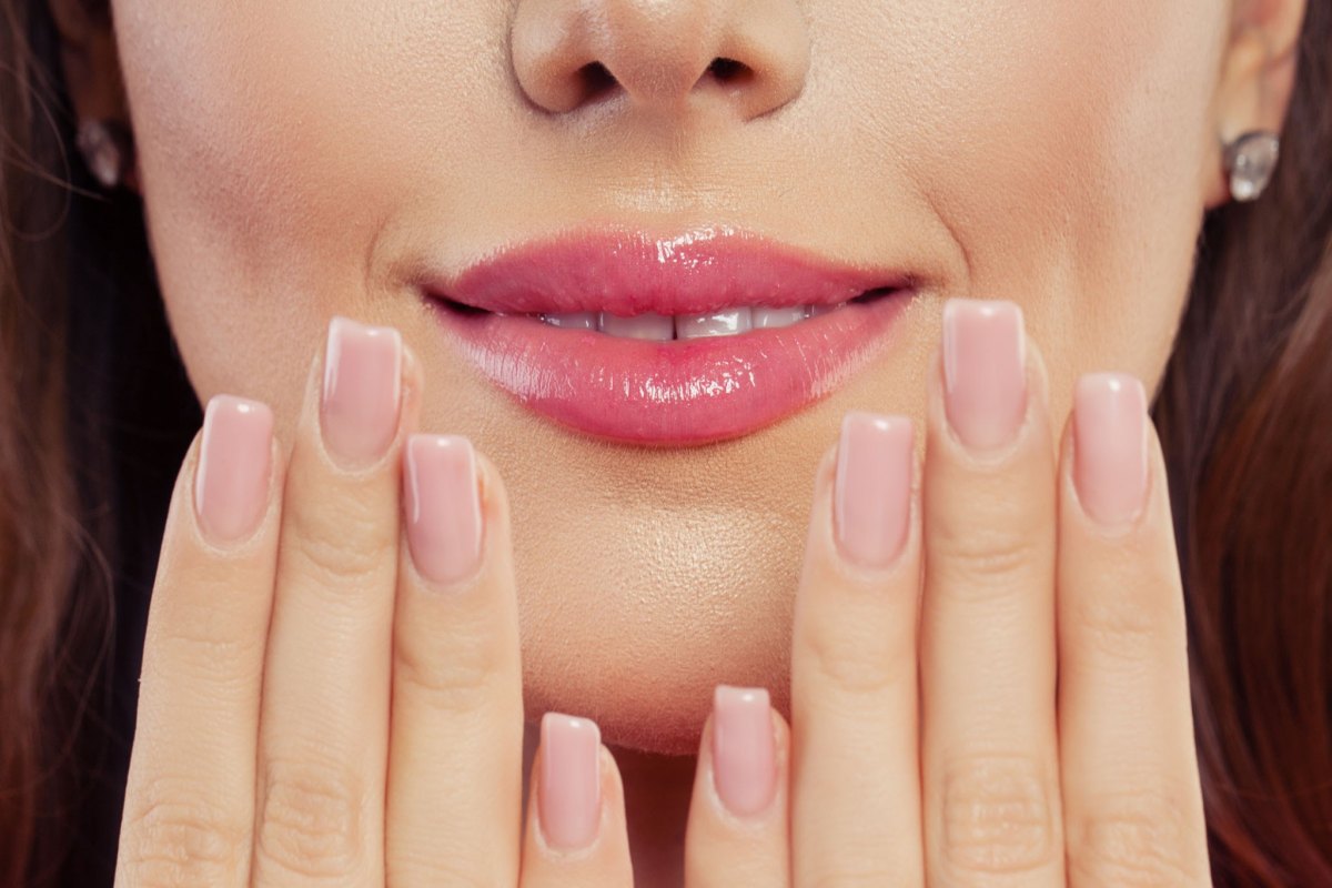 Gepflegte Nägel in zartem Rosé passend zu glänzendem Lipgloss