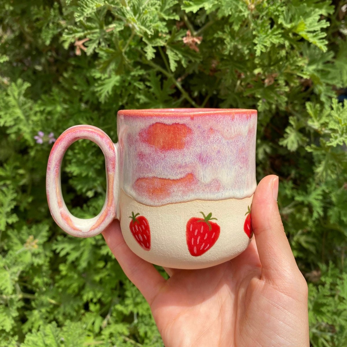 Handbemalte Keramiktasse mit roten Erdbeeren und rosa Glasurverlauf