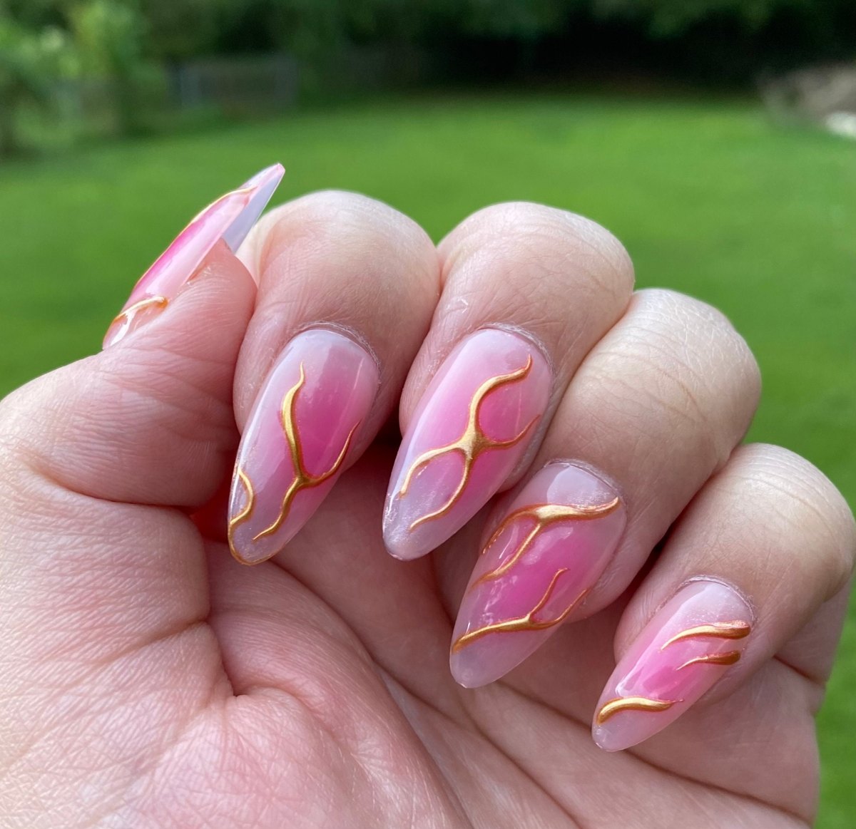 Rosa Aura Acrylnägel mit erhabenen 3D-Linien in glänzendem Gold-Chrom