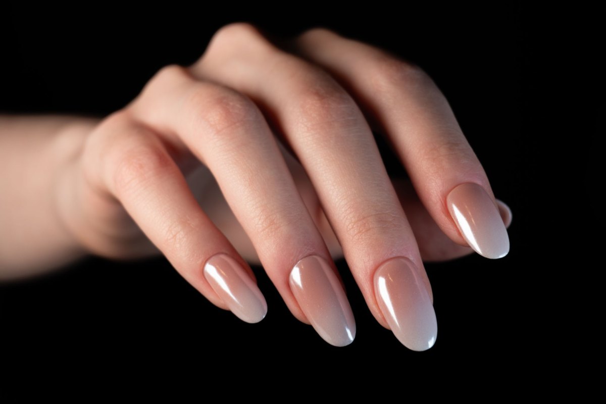 Natürlich wirkende Babyboomer Nägel mit sanftem Ombré-Verlauf