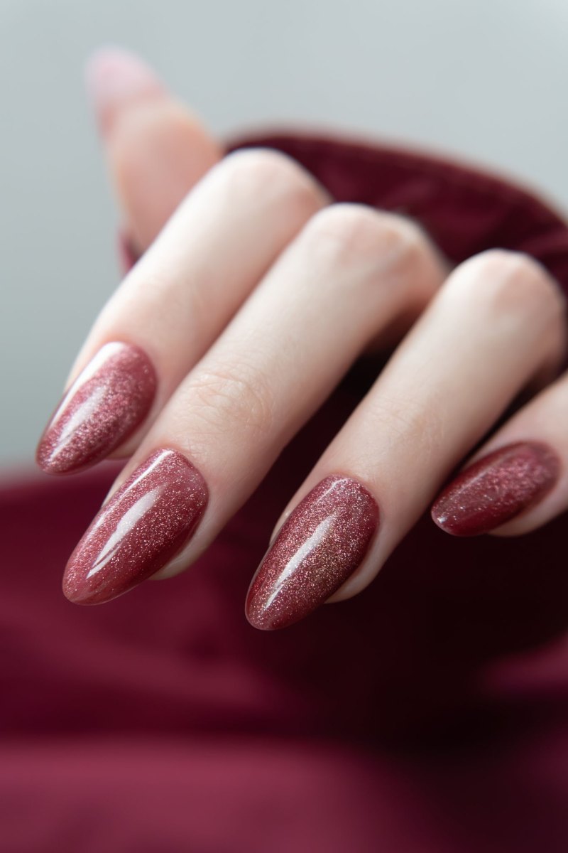 Dunkelrote Acrylnägel mit magnetischem Velvet Cat-Eye Schimmereffekt