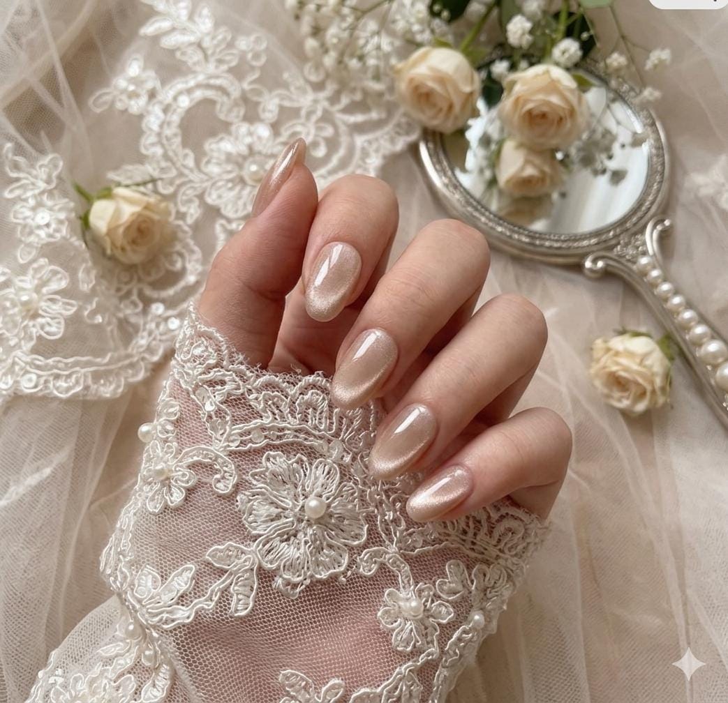 Kurze Nägel in Champagner-Nude mit samtigem Cat-Eye-Schimmer