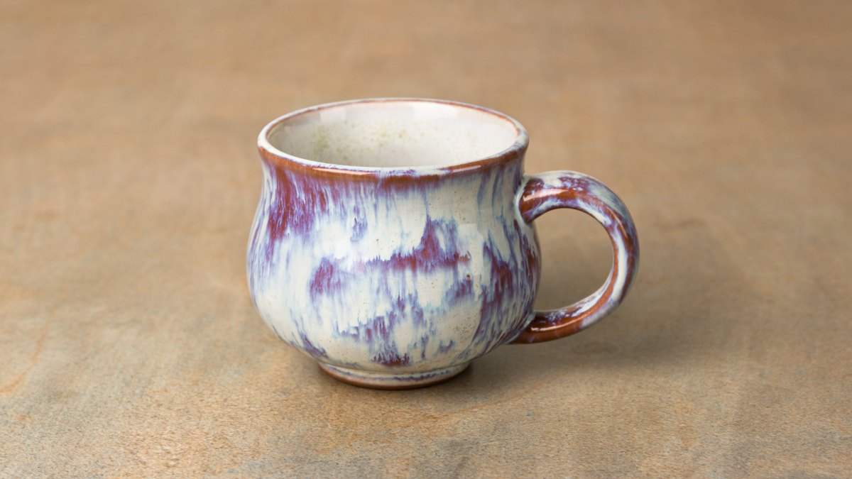 Keramiktasse mit einem marmorierten Aquarell-Blasenmuster in Lila und Blau