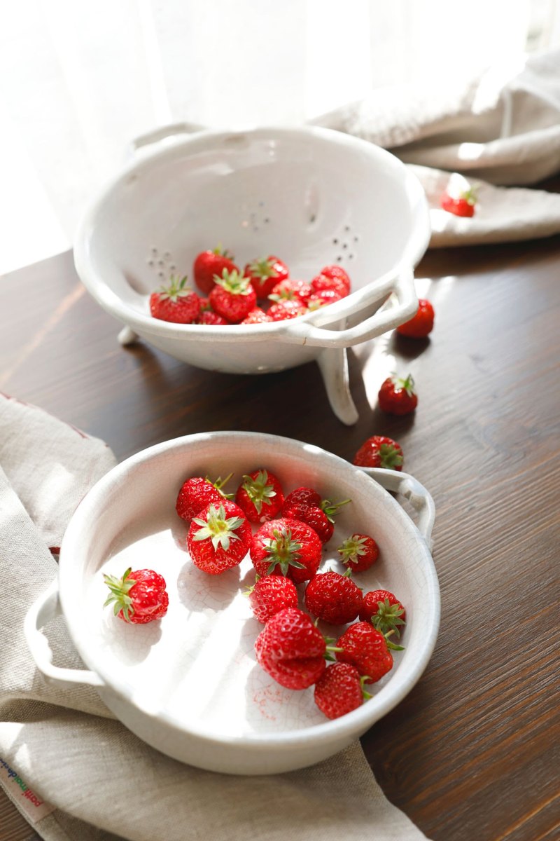Weiße Keramikschalen gefüllt mit roten Erdbeeren als Inspiration für Fruchtmotive
