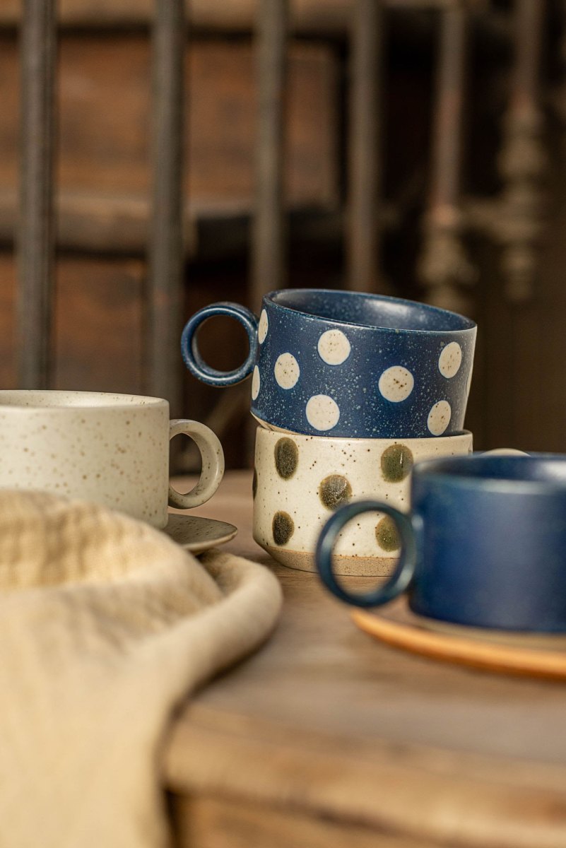 Dunkelblaue und cremefarbene Keramiktassen mit großen gleichmäßigen Polka Dots