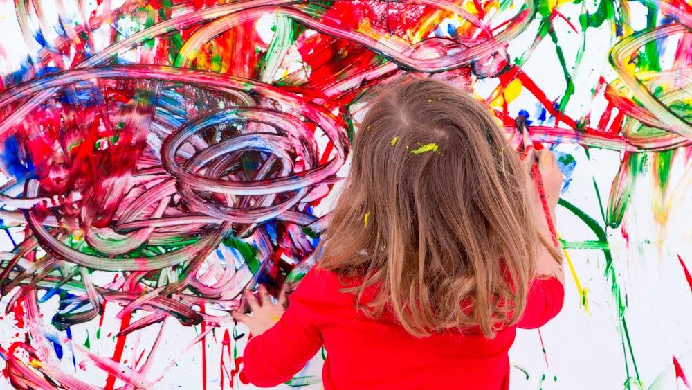 Kinder malen abstrakte Kunst