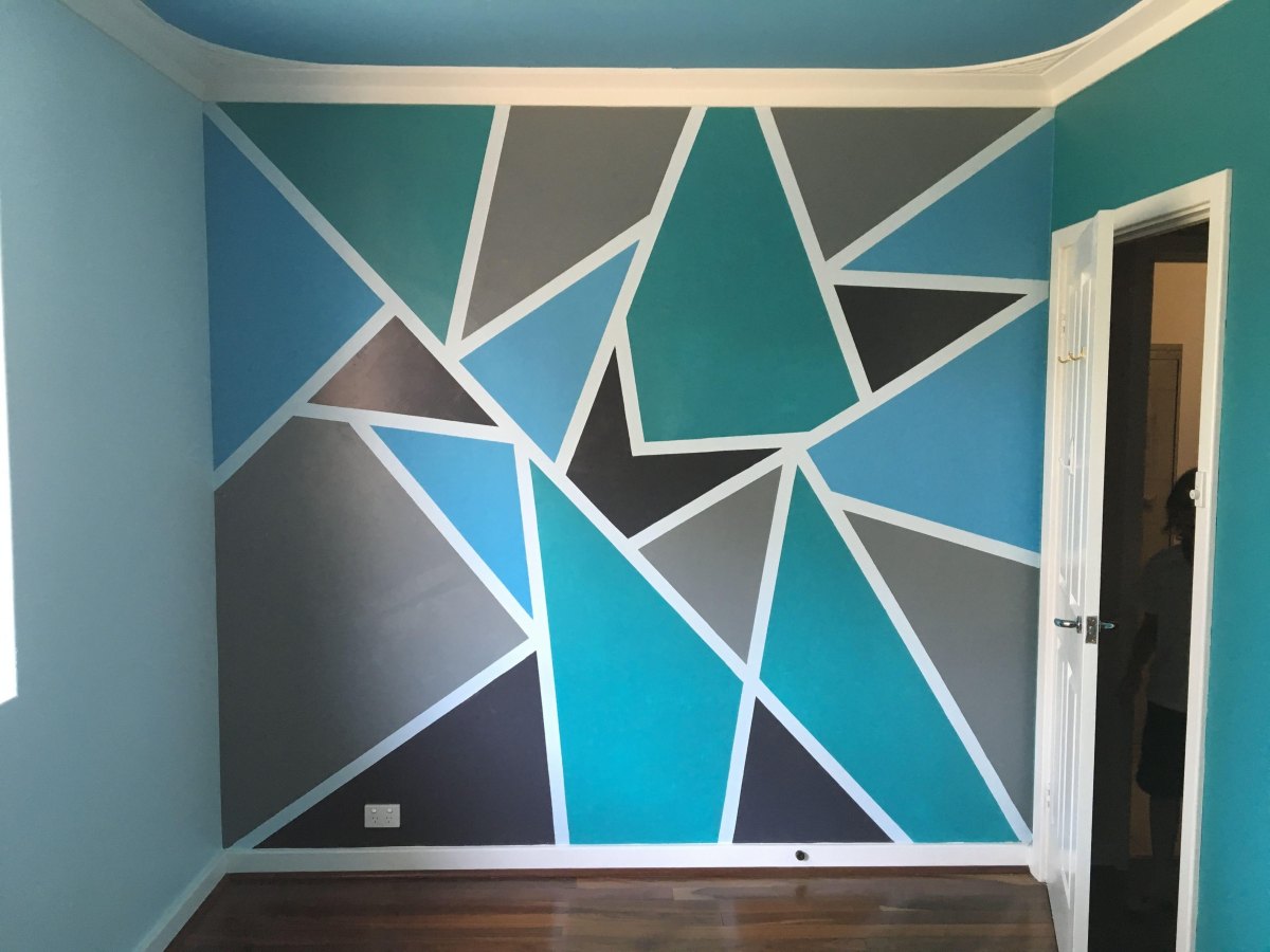 Abstrakte Wandkunst mit Klebeband