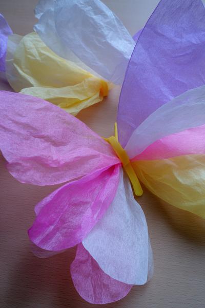 11. Schmetterlingsflügel aus Transparentpapier for basteln fasching mit kindern ideas