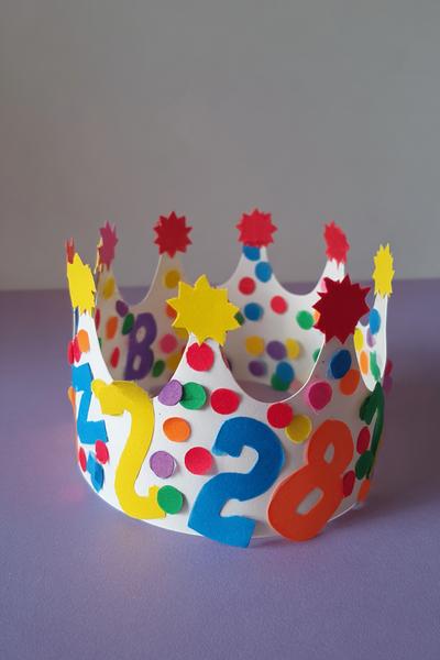 16. Mathe-Konfetti-Krone aus Zahlenstempeln for basteln fasching grundschule ideas