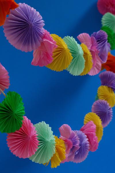 18. Fächer-Blumen-Girlande aus Papierrosetten for basteln fasching grundschule ideas