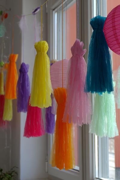 20. Papierlaternen-Quasten für Fensterdeko for basteln fasching grundschule ideas