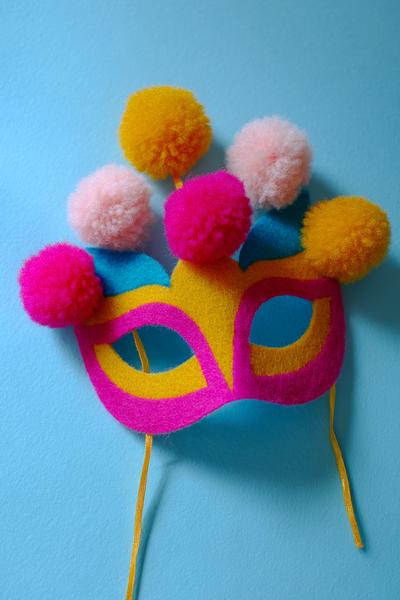 21. U3-Fühlmaske aus Filz und Pompons for basteln fasching u3 ideas
