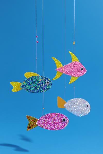 30. Kita-Glitzerfische-Mobile aus CD-Scheiben for basteln fasching kita ideas