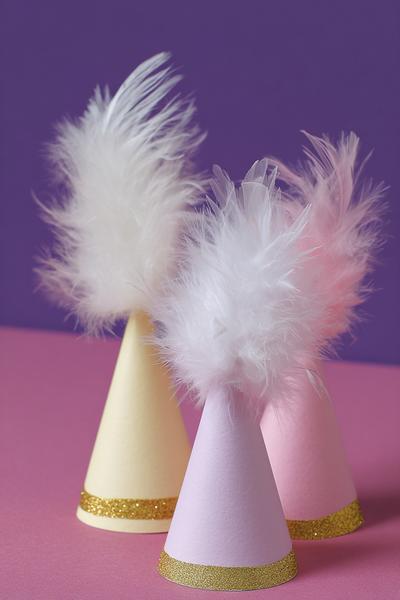 35. Mini-Hüte aus Papierkegeln mit Federbüschel for basteln fasching einfach ideas
