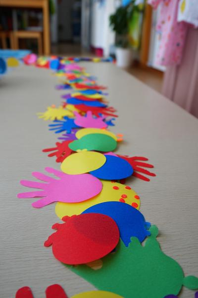 38. Kindergarten-Konfetti-Handabdruckgirlande for basteln fasching kindergarten einfach ideas