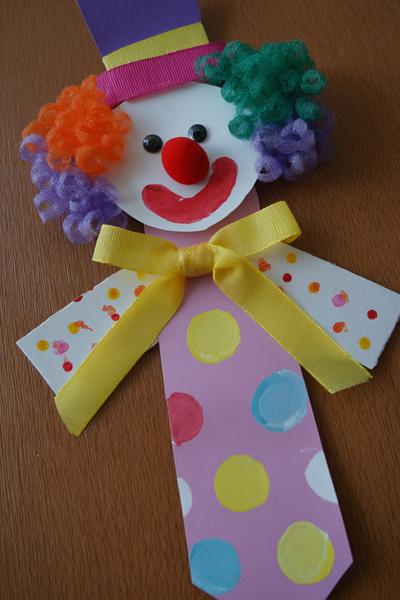 6. Fingerfarben-Clownskrawatte auf Pappe für for basteln fasching krippe ideas