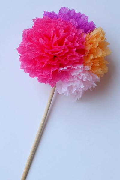 7. Krepppapier-Pompon-Blume am Stab für for basteln fasching krippe ideas