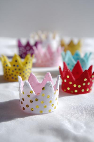 9. Mini-Kronen aus Moosgummi mit Glitzerpunkten für for basteln fasching krippe ideas