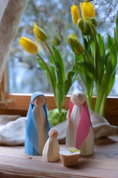 3. Frühlingshafte Krippenfiguren basteln for basteln frühling fenster ideas