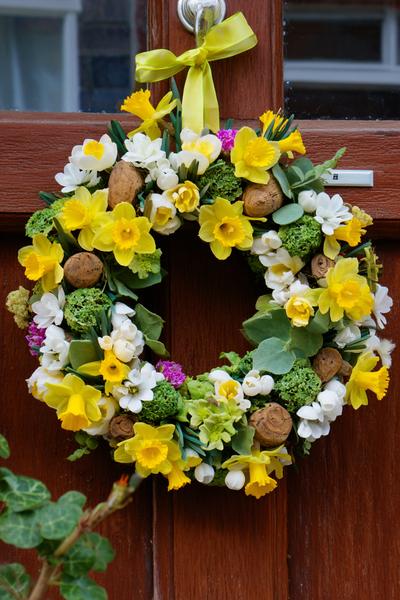 7. Dekorative Frühlingskränze für die Haustür for basteln frühling holz ideas