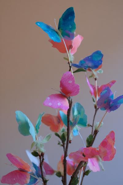 Farbintensive Schmetterlingsmotive aus Seidenpapier gestalten for basteln frühling waldorf ideas
