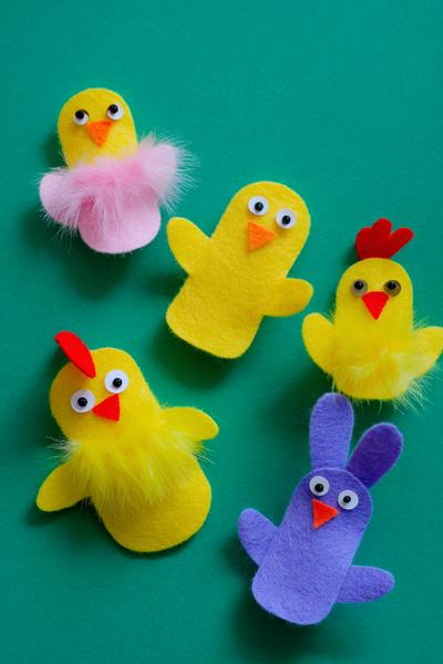 10. Küken-Fingerpuppen aus Filz für Basteln für Kindergärtner Ostern mit Wackelaugen und Federkragen