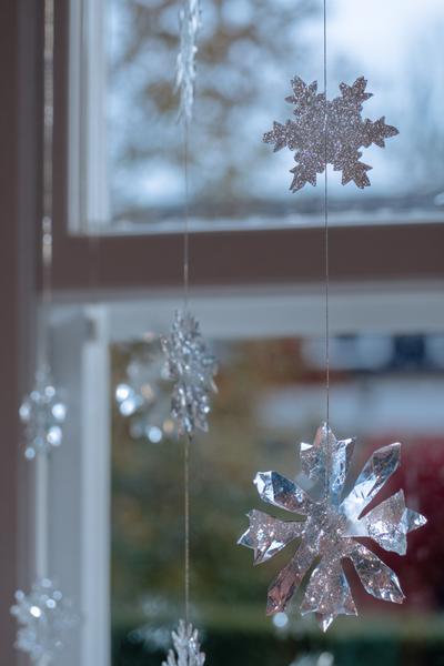 11. Eiskristall-Fensterdeko aus Folie für Basteln für Kindergärtner Winter mit Silberlinien und Lichtspiel