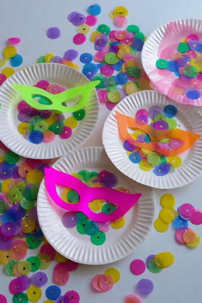 13. Konfetti-Masken aus Papptellern für Basteln für Kindergärtner Fasching mit Neonfarben und Glitzerpunkten