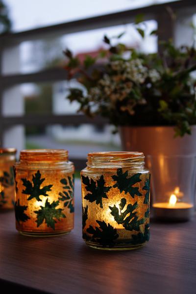 3. Blätterdruck-Laternen aus Einmachgläsern für Basteln für Kindergärtner Herbst in Kupfer und Moosgrün