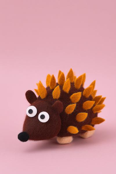 4. Kastanien-Igel mit Filzstacheln für Basteln für Kindergärtner Herbst mit Naturtönen und Wackelaugen