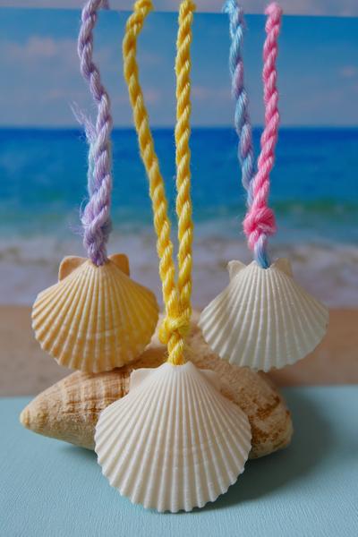 5. Muschelrahmen aus Pappe für Basteln für Kindergärtner Sommer mit Sandstruktur und Pastellkordel