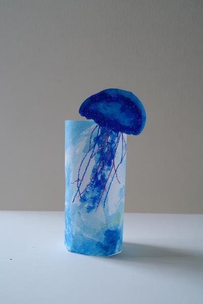 6. Wasserfarben-Quallen im Glas für Basteln für Kindergärtner Sommer mit Blauverlauf und Glitzerfäden