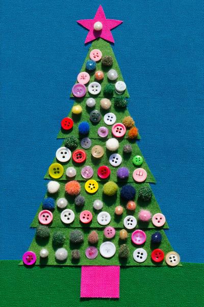 7. Tannenbaum-Collage aus Stoffresten für Basteln für Kindergärtner Weihnachten mit Filzstern und Knopfkugeln