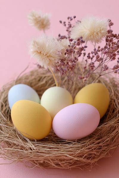 1. Pastellfarbene Eierkranz-Deko als basteln ideen ostern mit Trockenblumen