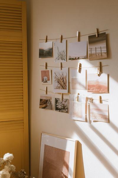 13. Fotowand mit Klammerleisten als basteln ideen fürs zimmer in warmen Tönen
