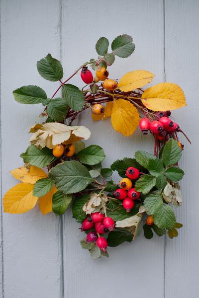 14. Blätterkranz mit Hagebutten als basteln ideen herbst für die Haustür