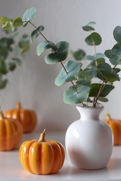 15. Kürbis-Vasen aus bemalten Mini-Kürbissen als basteln ideen herbst mit Eukalyptus