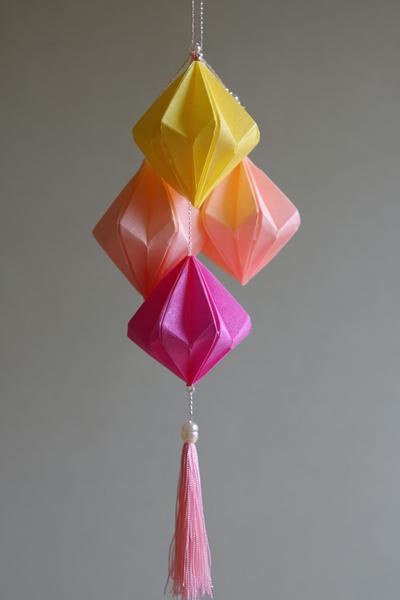16. Origami-Lampion-Kette als basteln ideen papier mit transparenten Akzenten
